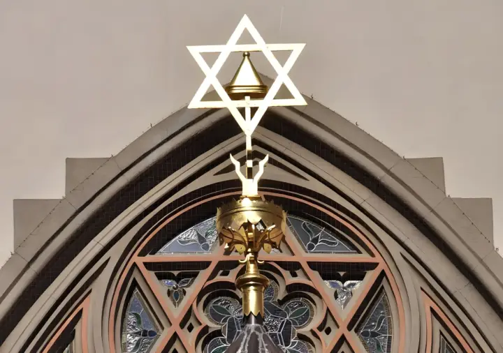 Prague: Prague Synagogues & the Jewish Cemetery Guided Tour