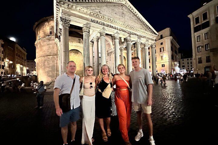 Recorrido a pie nocturno por Roma que incluye la Piazza Navona, el Panteón y la Fontana de Trevi
