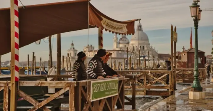 Venice: Small-Group Exclusive Gondola Ride on Grand Canal