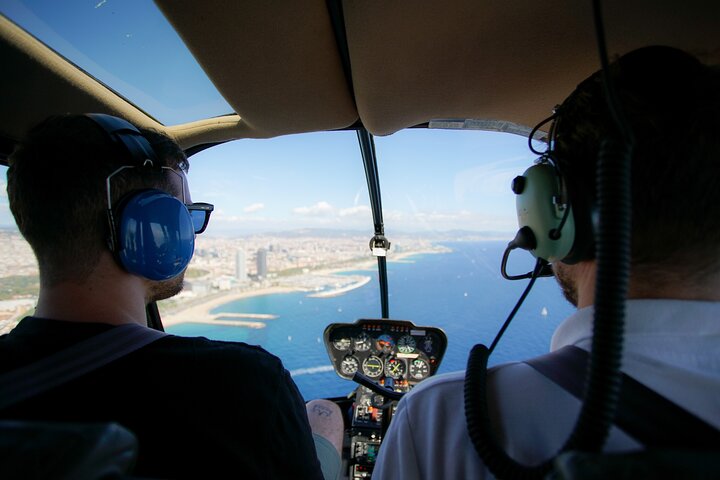 Vuelo en helicóptero y Paseo en Barco en Barcelona