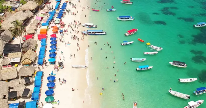 Cartagena: tour en barco de fiesta con 5 paradas en islas Rosario y almuerzo