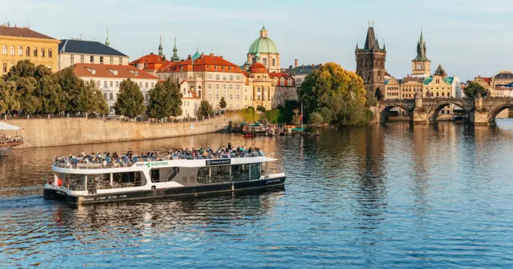 Praga: Crucero Nocturno por el Moldava con Buffet