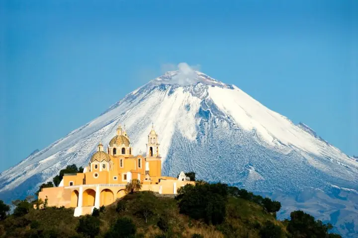Recorrido combinado en tranvía de dos pisos por la ciudad de Cholula y las pirámides