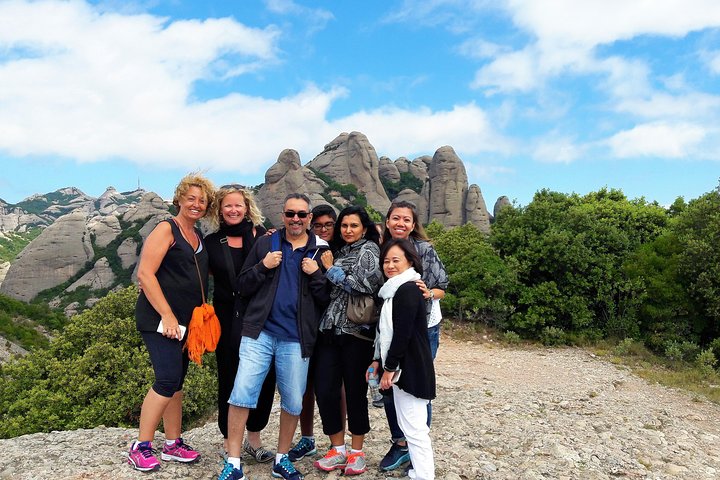Tour de Montserrat y Sitges desde Barcelona con teleférico y caminata fácil