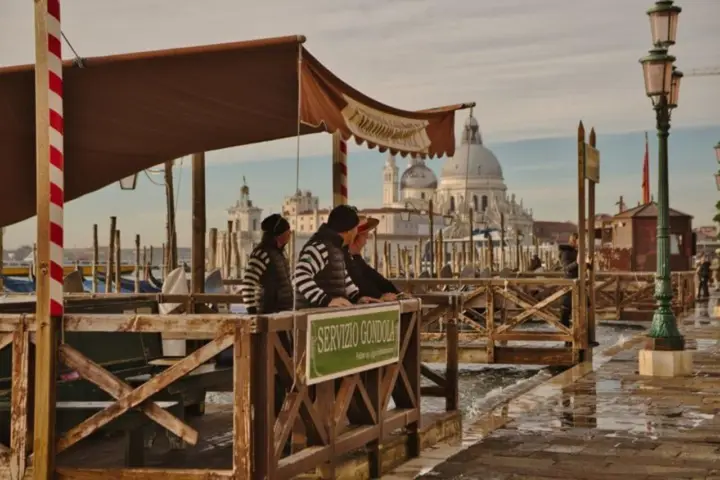 Venice: Small-Group Exclusive Gondola Ride on Grand Canal