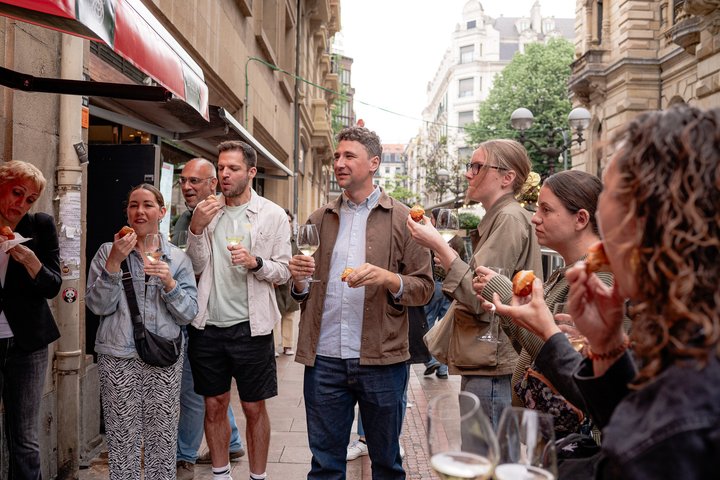 El auténtico tour de pintxos, comida y vino de Bilbao con un local