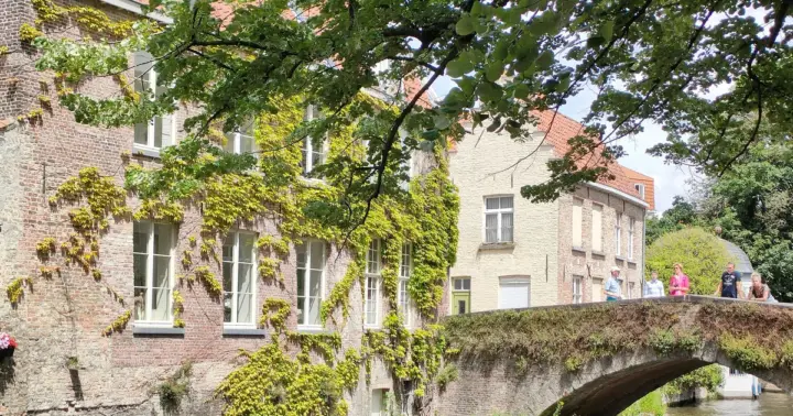 Bruges : Boat, Chocolate and Guided Walking Tour:small group