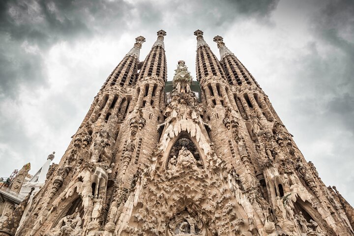 Barcelona: Visita guiada a la Sagrada Familia con acceso preferente