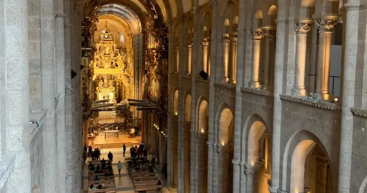 Tour por la catedral de Santiago con pórtico, tejados y museo