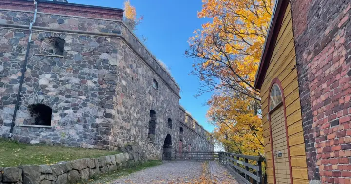 Private UNESCO Suomenlinna Tour: Fortress & Sea landscapes