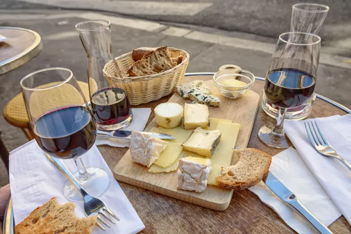 Visita guiada por Montmartre en español con degustación de quesos y vino