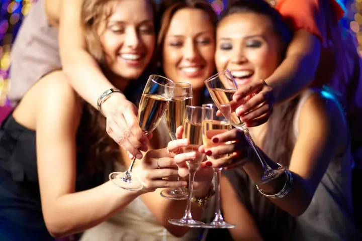 London PUB CRAWL Free shots 3 Bars 2 clubs