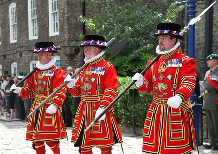 Ultimate Tower of London, Beefeater Welcome & Crown Jewels