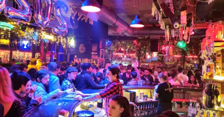 Budapest: Ruin Bar Crawl, Karaoke, and Nightclub Experience