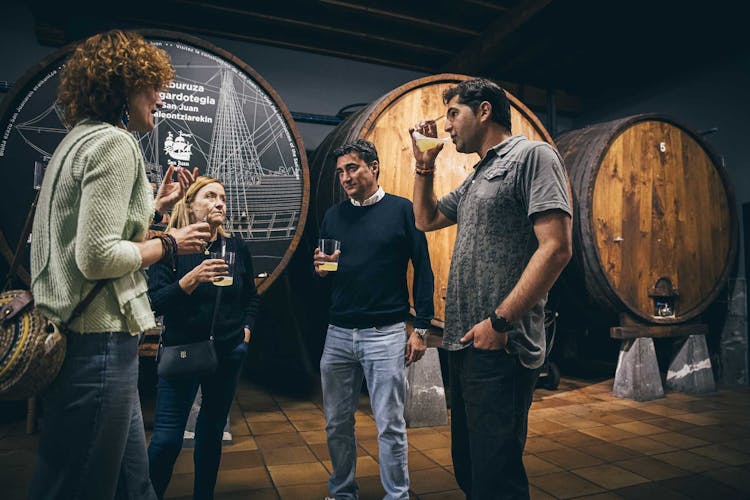 Visita en grupo reducido a un caserío tradicional vasco y a una bodega de sidra con almuerzo