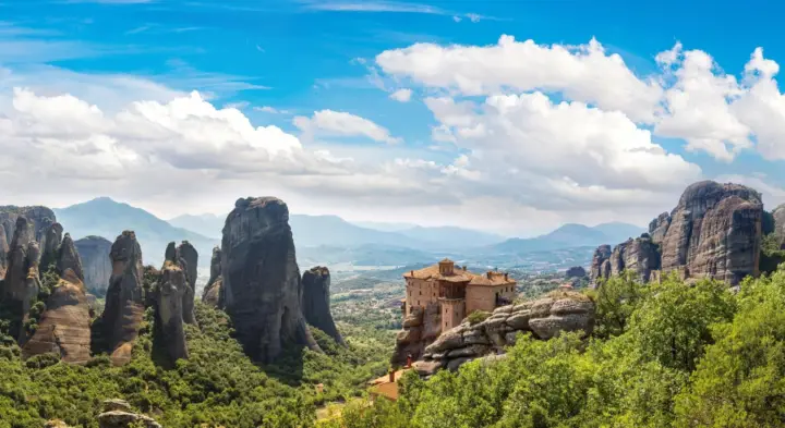 Atenas: Excursión de un día a Meteora en español con guía en directo y almuerzo