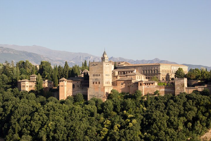 Alhambra de día completo desde Sevilla : Experiencia en grupos pequeños & SkipLine