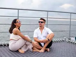 Paseo en catamarán con espectáculo folclórico o DJ