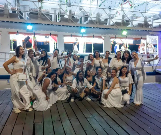 Fiesta de Noche Blanca en Barco: Cena Buffet, Bailes y Barra Libre