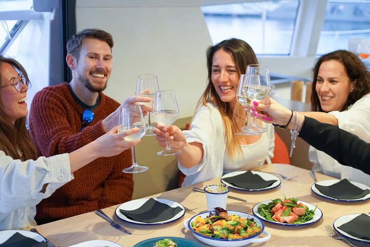 Cena Puesta del sol Navegación en grupo reducido por el Mediterráneo Barcelona