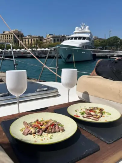 Cena elegante en el Mediterráneo en Barcelona