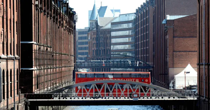 Hamburg Discovery: Bus Tour with Harbor & Alster Lake Cruise