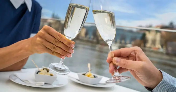 Praga: Crucero ecológico nocturno por el Moldava con Prosecco