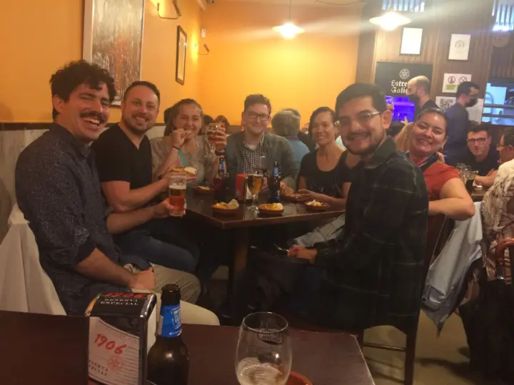 Santiago: Recorrido gastronómico guiado con bebidas, tapas y música en directo