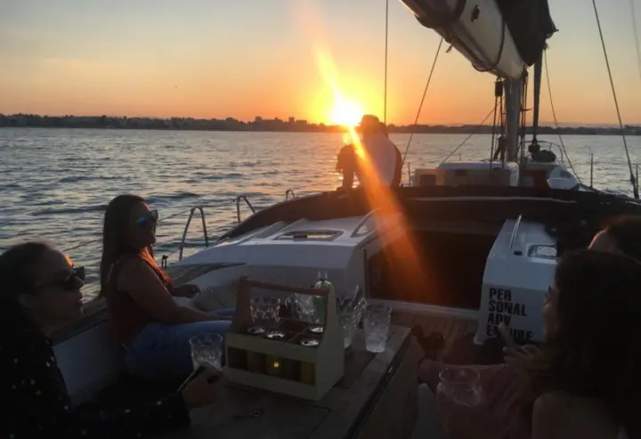 Valencia: Paseo en barco al atardecer con bebidas incluidas