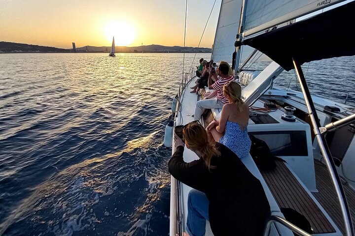 Paseo en Velero atardecer Barcelona, grupo reducido, barra libre