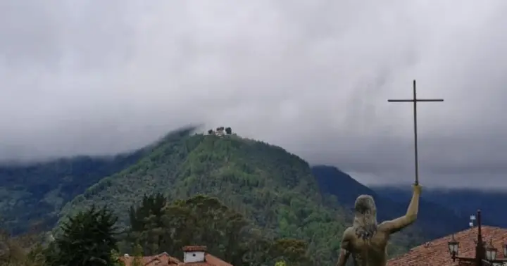 Bogotá: ruta de senderismo al amanecer por Monserrate en grupo reducido con un lugareño