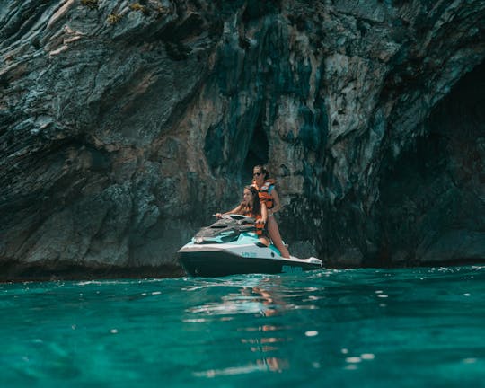 Cala en Basset y Cueva s'Argilau Excursión de 1 hora en moto de agua