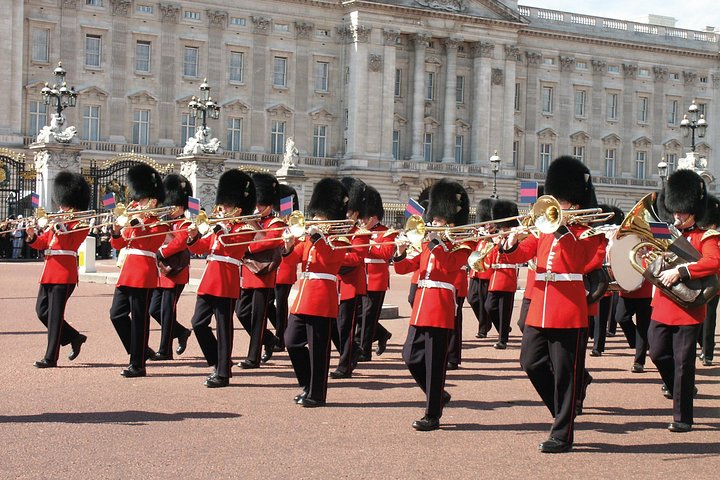 London Sightseeing Tour: Guard Change with Tower of London Option
