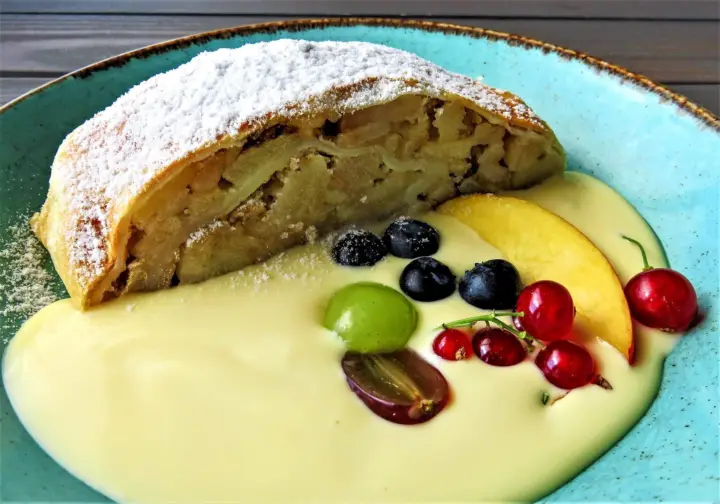 Vienna: Food tasting tour of Hidden Gems (Small Groups)