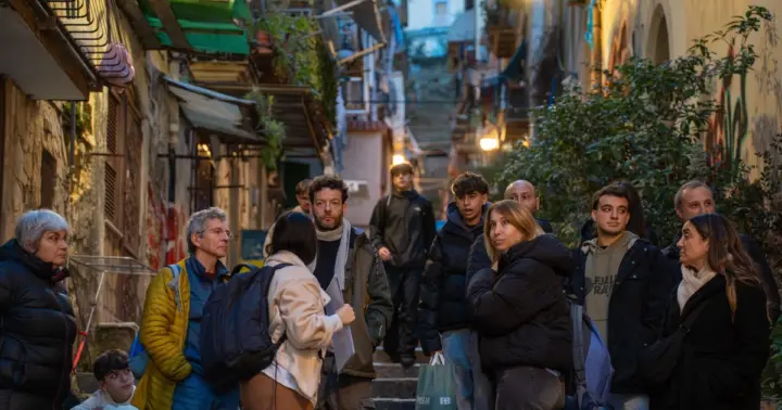 Tour de arte urbano por el Barrio Español y el Nápoles subterráneo