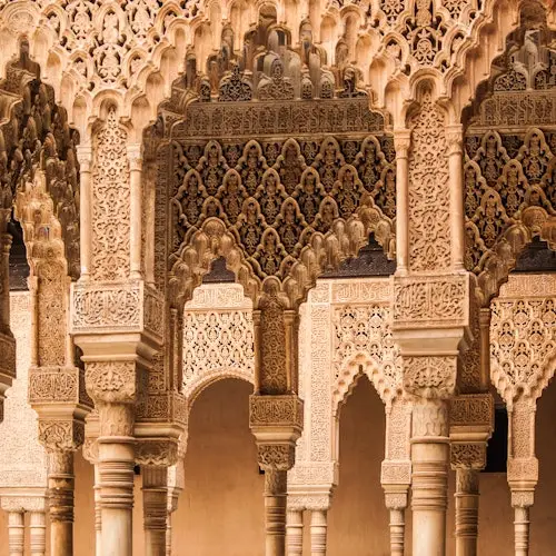 Alhambra y Palacios nazaríes: Entrada sin colas + Tour guiado para grupos reducidos