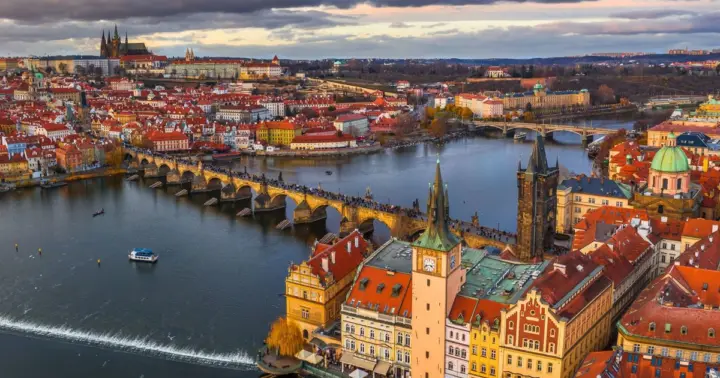 Praga: tour del castillo y el barrio judío con paseo en barco y almuerzo