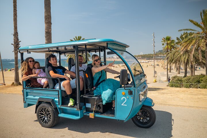 1.5hr Barcelona City and Beach Private Tuk-Tuk Tour