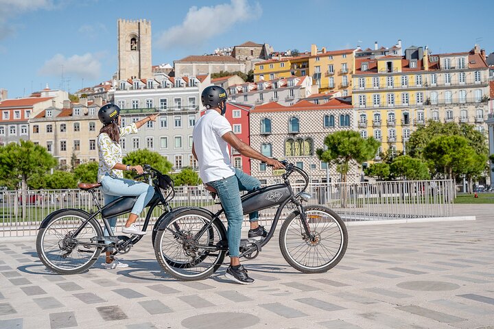 Tour en bicicleta eléctrica por Lisboa Plaza del Comercio, Mouraria y Alfama