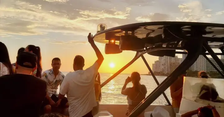 Cartagena: Sunset VIP Bay Tour with Open Bar, and Club