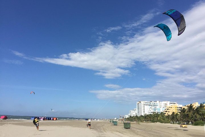 Clases privadas de kitesurf con foto - Grabación de video y bocadillos en la playa