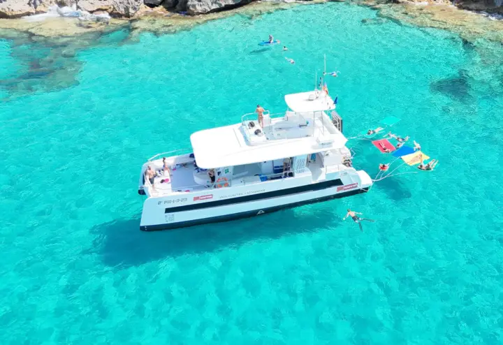 Palma: Deluxe Catamaran with Snacks, Drink, SUP & Snorkeling