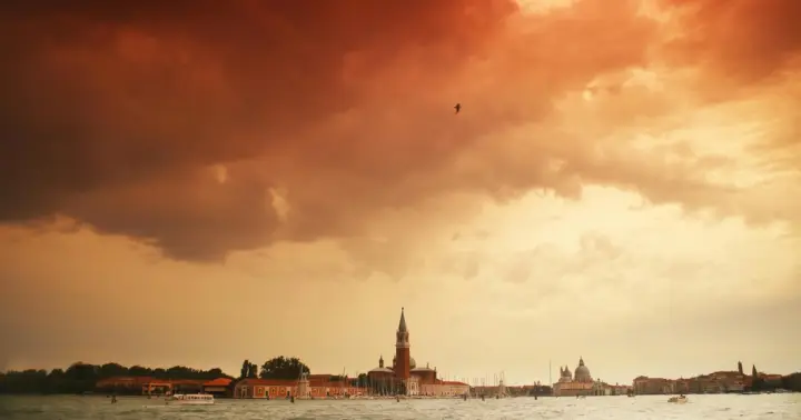 Venice: Boat Tour, Murano, Burano & Mysterious Secret Island