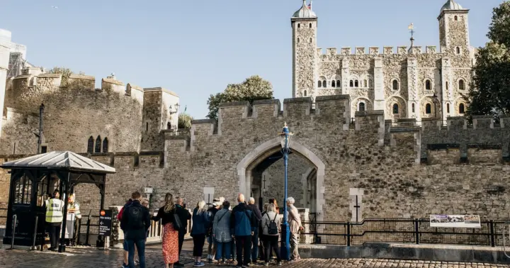 Tower of London & Crown Jewels & Thames River Cruise Tour