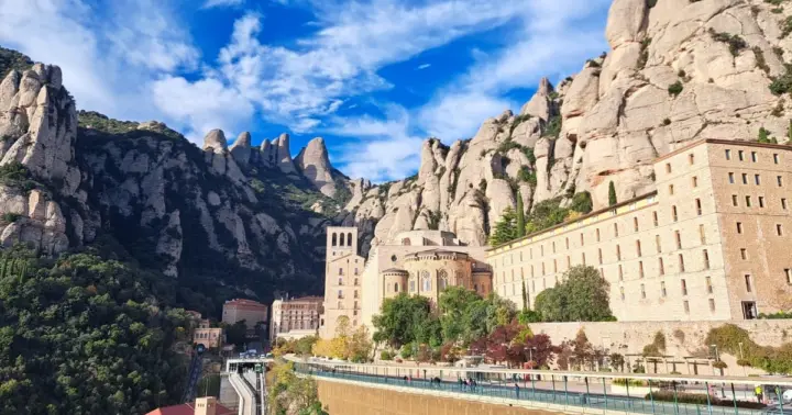 Barcelona: tour guiado al monasterio y parque natural de Montserrat