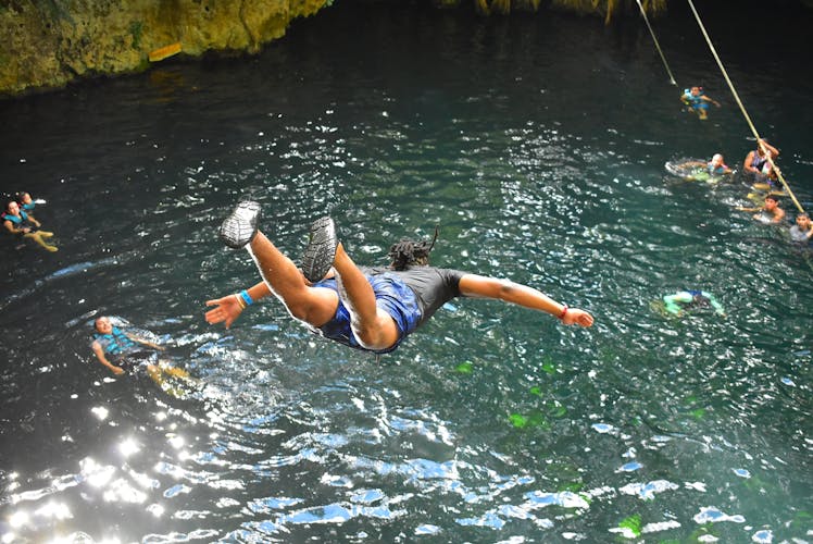 Tour de aventura en Cancún con vehículos todo terreno, tirolesas, snorkel en cenotes y arrecifes