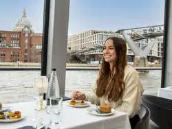 Crucero con cena y música en directo