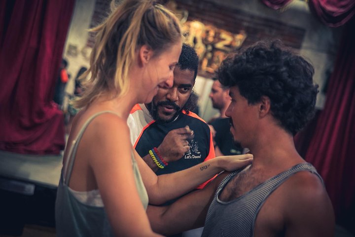 Clase de salsa en grupo