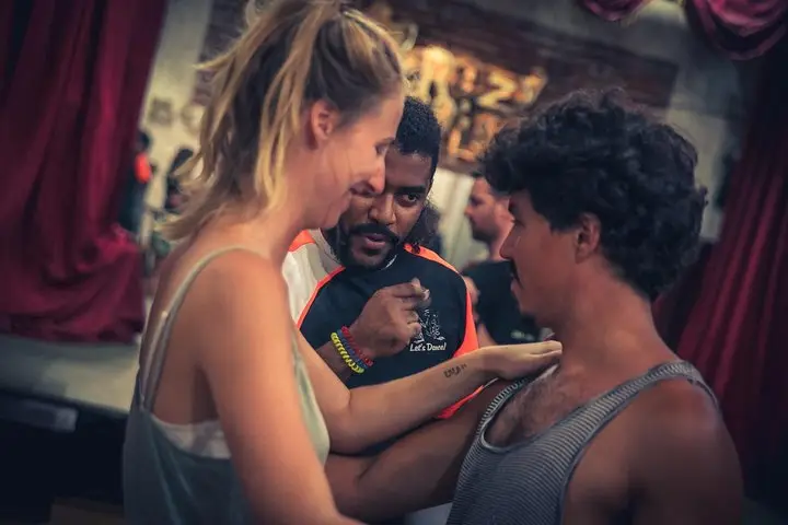 Clase de salsa en grupo