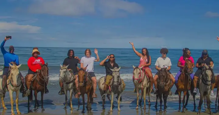 Cartagena: Seaside horseback ride with a bilingual guide